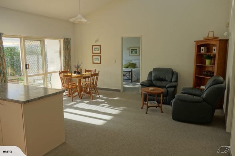 Photo of property in 393 Te Moana Road, Waikanae, 5036