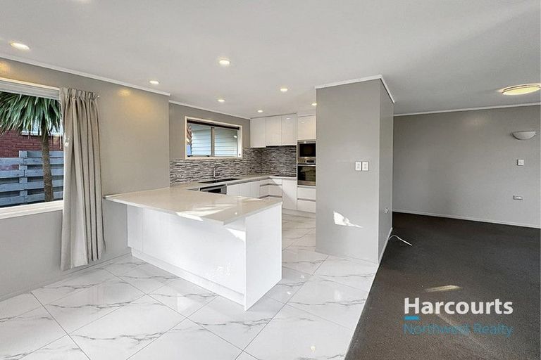 Photo of property in 50 Rehia Road, Massey, Auckland, 0614