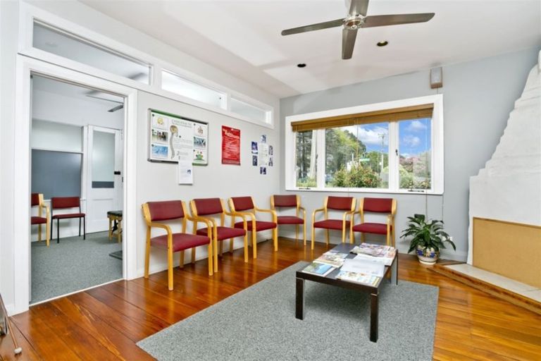 Photo of property in 2/61 Shakespeare Road, Milford, Auckland, 0620