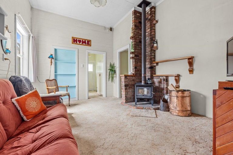 Photo of property in 10 North Street, Mokau, 4376