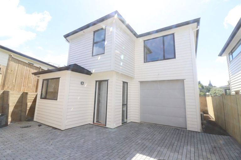 Photo of property in 6c St Catherine Crescent, West Harbour, Auckland, 0618