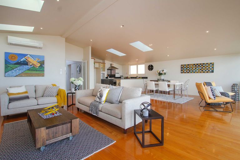 Photo of property in 99 Pupuke Road, Northcote, Auckland, 0627