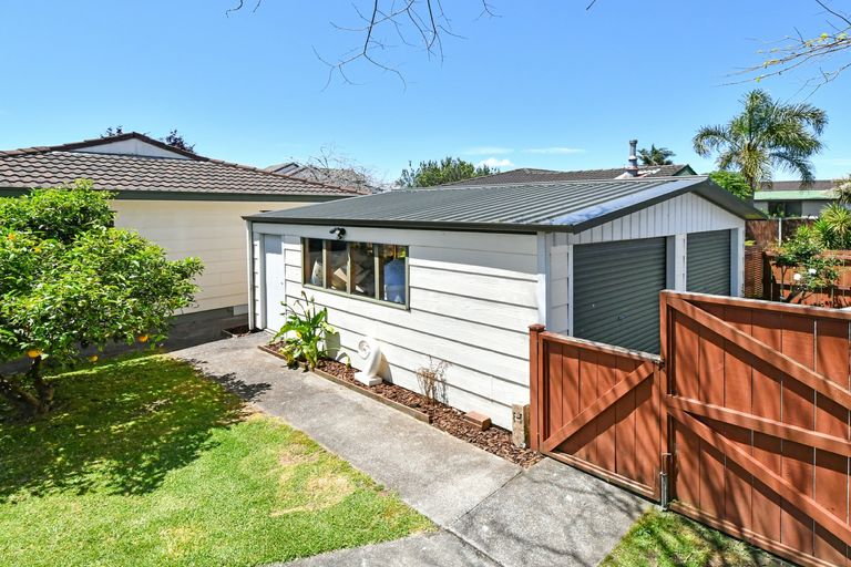 Photo of property in 15 Oakmont Place, Wattle Downs, Auckland, 2103