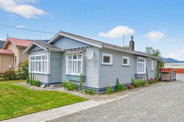 Photo of property in 12 Hampden Street, Murchison, 7007