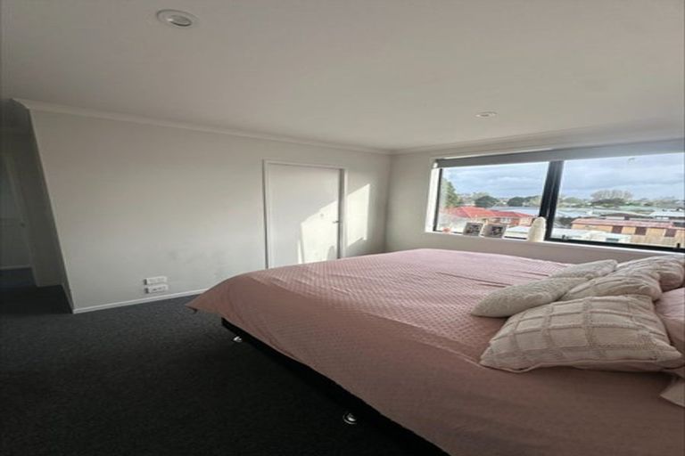 Photo of property in 7/5 Peachgrove Road, Te Atatu Peninsula, Auckland, 0610
