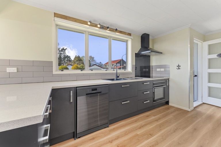 Photo of property in 20 Nikau Street, Inglewood, 4330