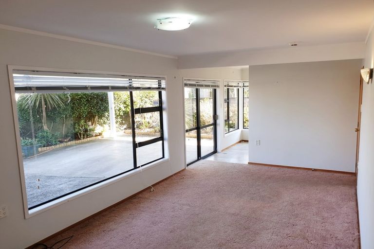Photo of property in 33 Sartors Avenue, Northcross, Auckland, 0630