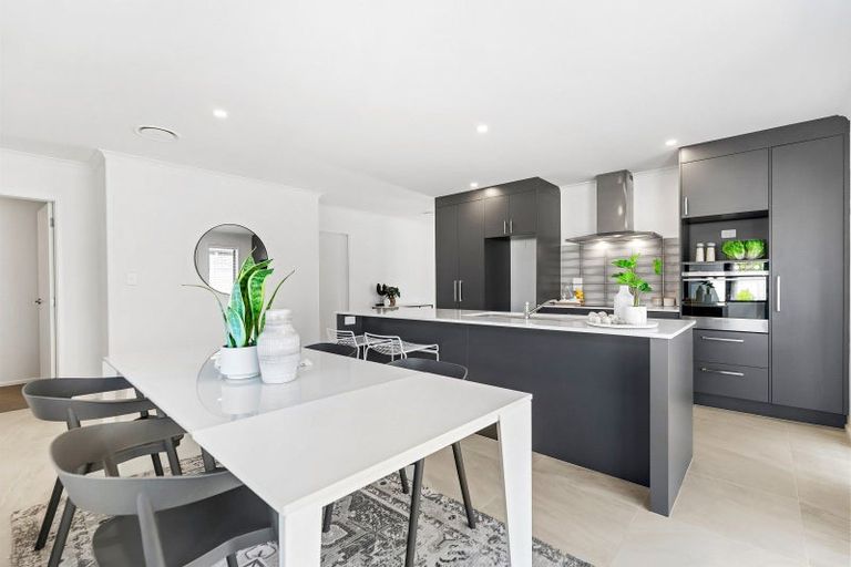 Photo of property in 77 Kaurinui Crescent, One Tree Point, 0118