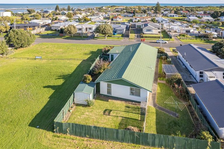 Photo of property in 14 Hood Street, Castlecliff, Whanganui, 4501
