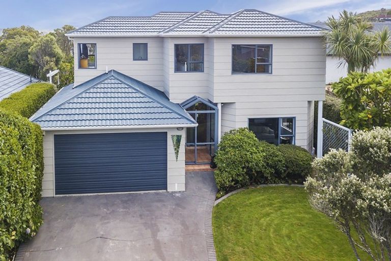 Photo of property in 5 Bayswater Place, Newlands, Wellington, 6037