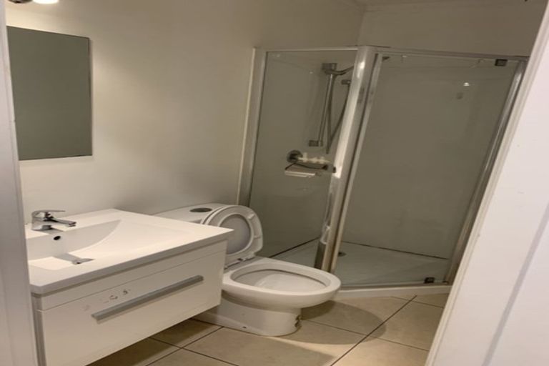 Photo of property in 15a Glen Vista Place, Bayview, Auckland, 0629