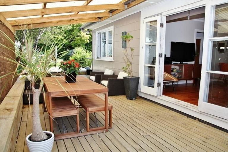 Photo of property in 77 Elliston Crescent, Stanmore Bay, Whangaparaoa, 0932