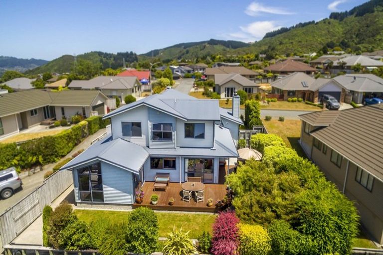 Photo of property in 27 Mcewen Crescent, Riverstone Terraces, Upper Hutt, 5018