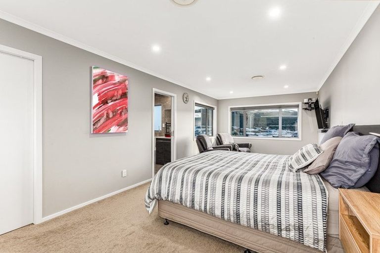 Photo of property in 10 Omaka Place, Aotea, Porirua, 5024