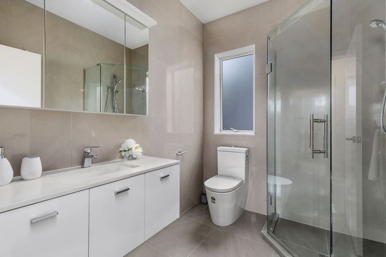 Photo of property in 487a East Coast Road, Murrays Bay, Auckland, 0630