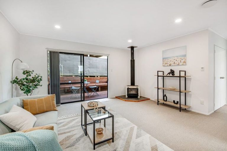 Photo of property in 2/14 Valecrest Place, Bayview, Auckland, 0629