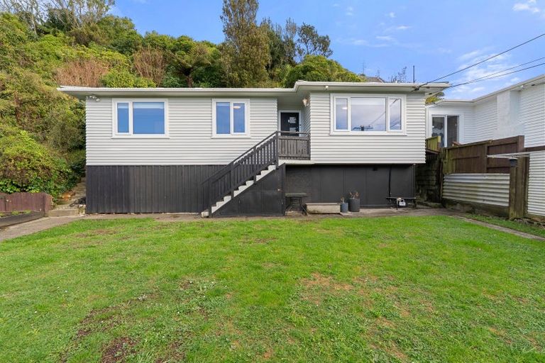 Photo of property in 123 Newlands Road, Newlands, Wellington, 6037