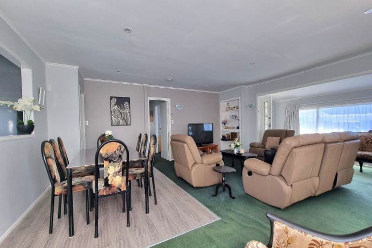 Photo of property in 176 Gossamer Drive, Pakuranga Heights, Auckland, 2010