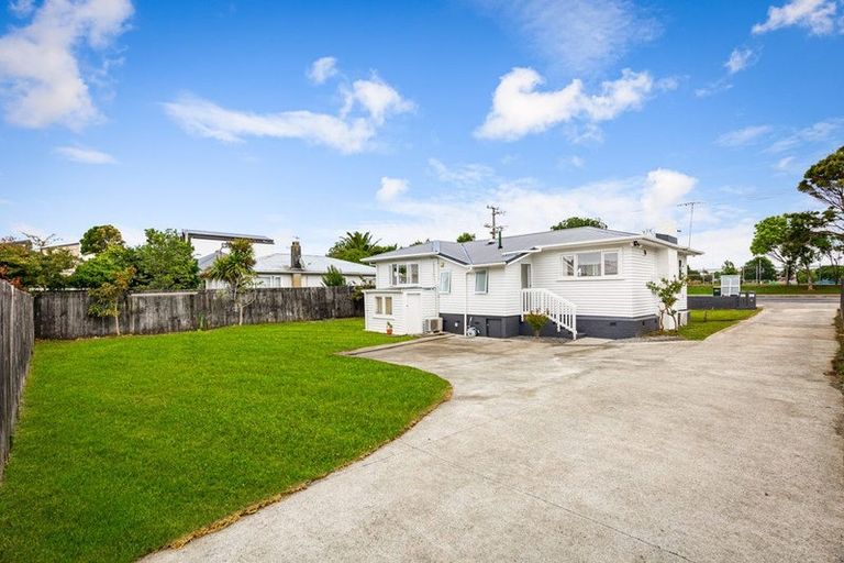 Photo of property in 61 Archibald Road, Kelston, Auckland, 0602