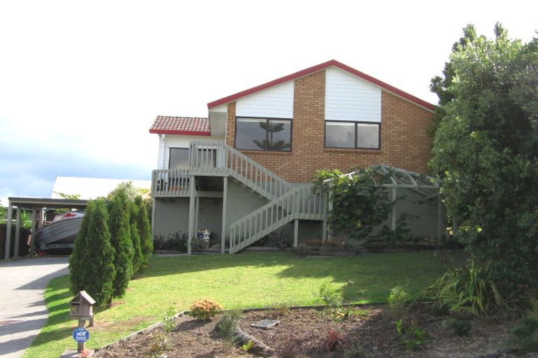 Photo of property in 8 Garcia Place, West Harbour, Auckland, 0618