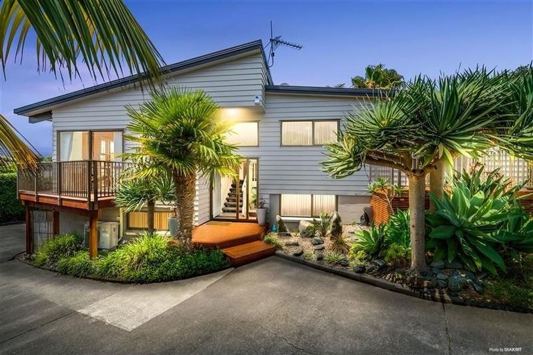 Photo of property in 8 Halldene Terrace, Red Beach, 0932