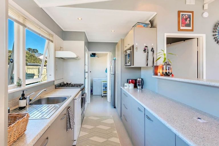 Photo of property in 2 Karo Place, Glendene, Auckland, 0602