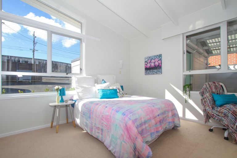 Photo of property in 99 Pupuke Road, Northcote, Auckland, 0627