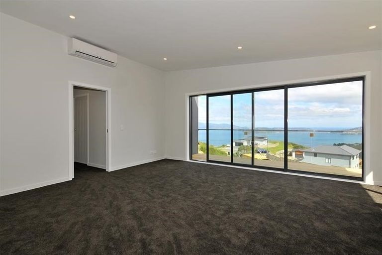 Photo of property in 7a Grumman Lane, Newlands, Wellington, 6037