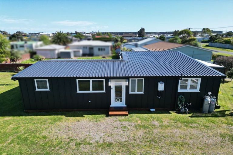 Photo of property in 1 Andresen Street, Foxton Beach, Foxton, 4815