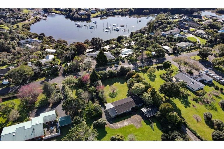 Photo of property in 11 Riverview Road, Kerikeri, 0230