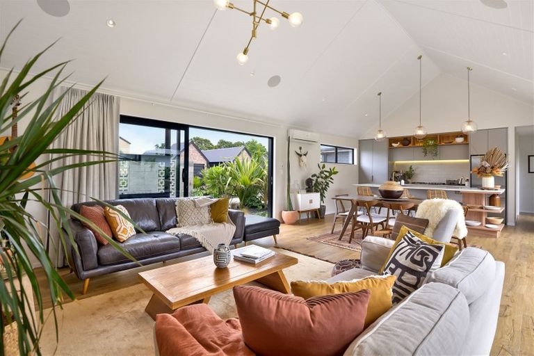 Photo of property in 2 Len Ireland Drive, Kumeu, 0810