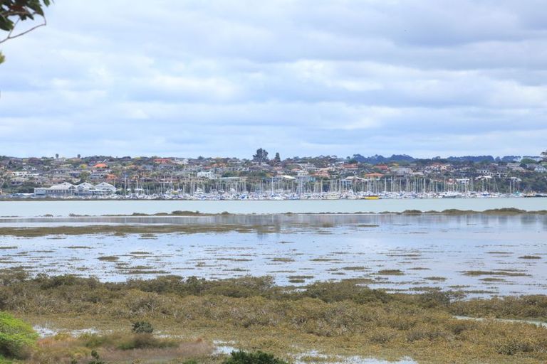 Photo of property in 40 Gill Avenue, Te Atatu Peninsula, Auckland, 0610