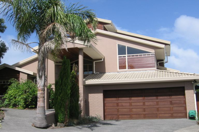 Photo of property in 17 Taroka Close, Pinehill, Auckland, 0632