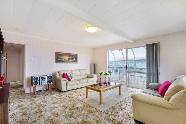 Photo of property in 1/39 Reynella Drive, Massey, Auckland, 0614