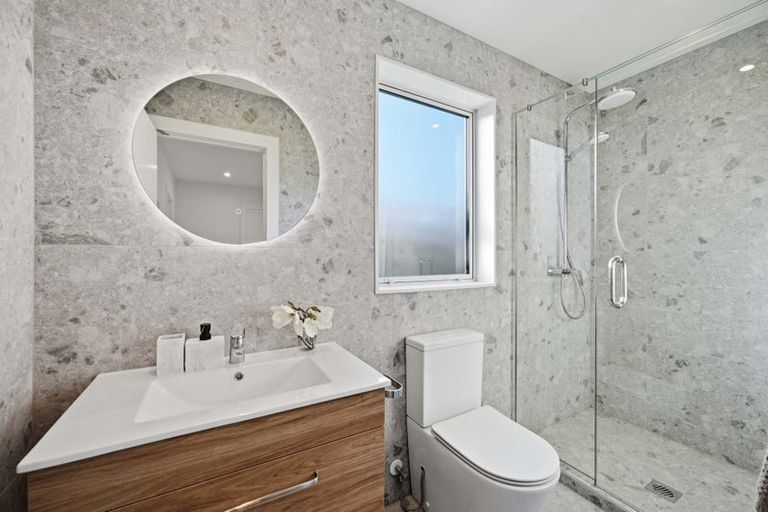 Photo of property in 2/3 Corrella Road, Belmont, Auckland, 0622