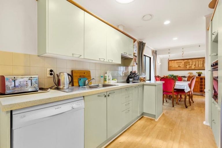 Photo of property in 6 Orinda Close, Botany Downs, Auckland, 2010