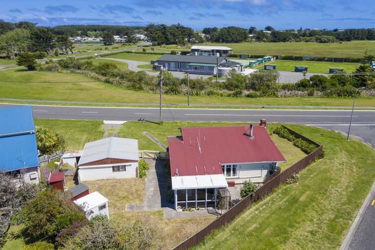 Photo of property in 19 Nash Parade, Foxton Beach, Foxton, 4815