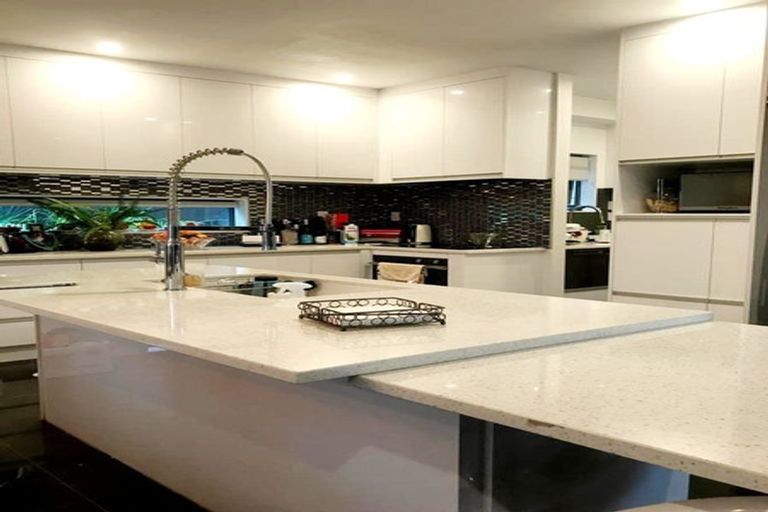 Photo of property in 37 Newington Road, Henderson, Auckland, 0612