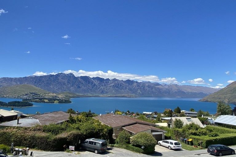 Photo of property in 32 Avalon Crescent, Fernhill, Queenstown, 9300