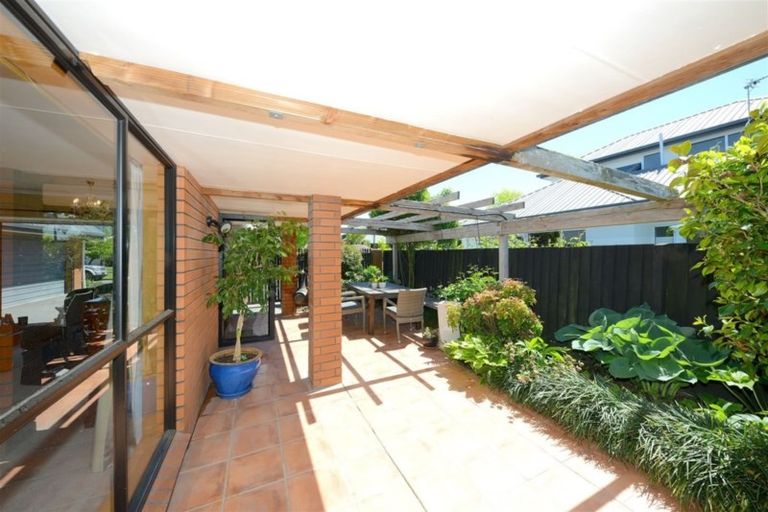 Photo of property in 23 Hatfield Place, Avonhead, Christchurch, 8042