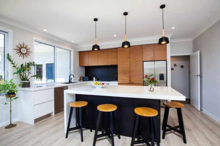 Photo of property in 10 Strandon Place, Strandon, New Plymouth, 4312