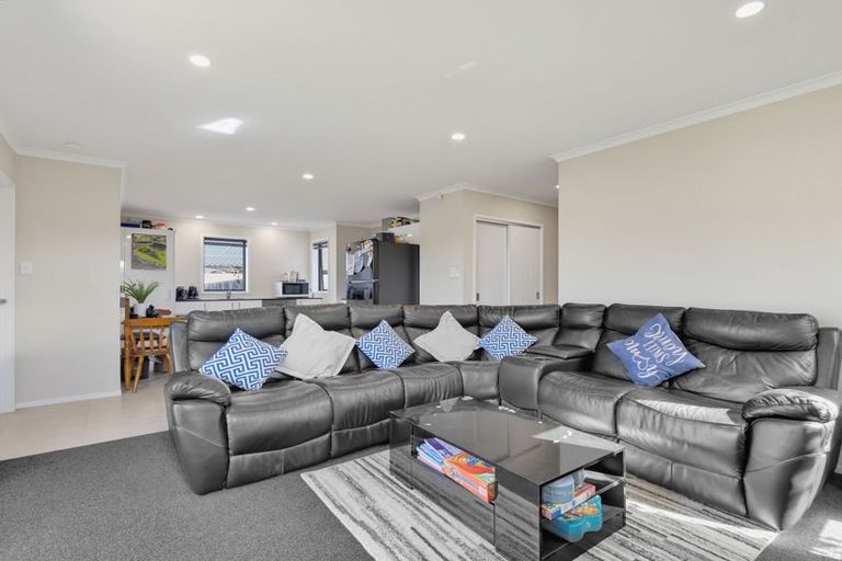 Photo of property in 16 Opouatu Avenue, Glenbrook, 2681