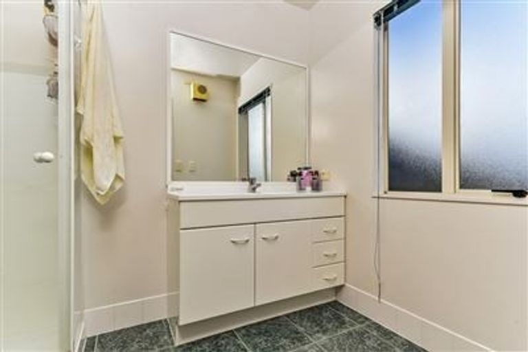 Photo of property in 2/26 Dallinghoe Crescent, Milford, Auckland, 0620