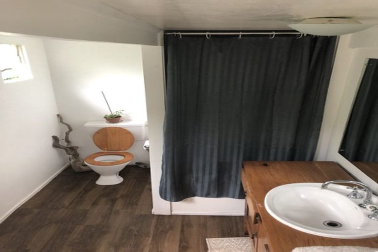 Photo of property in 4a Pohutukawa Avenue, Red Beach, 0932