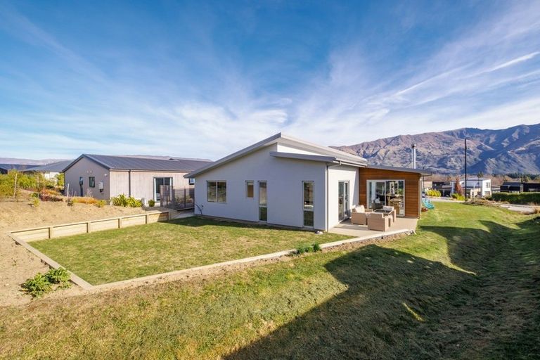 Photo of property in 24 Makomako Road, Wanaka, 9305
