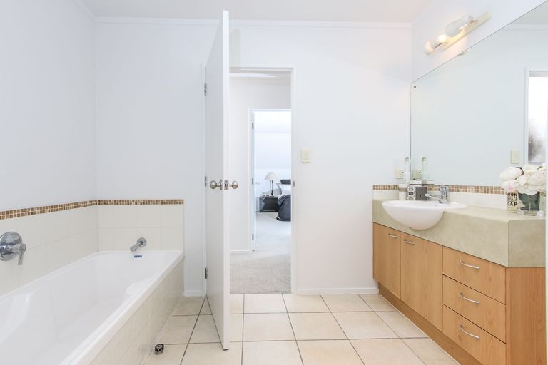 Photo of property in 21/15a Vinograd Drive, Te Atatu Peninsula, Auckland, 0610