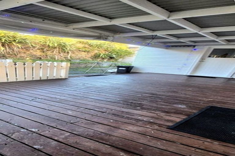 Photo of property in 11 Miles Crescent, Newlands, Wellington, 6037