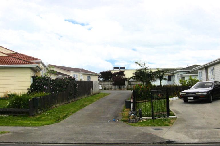 Photo of property in 21 Robert Skelton Place, Clendon Park, Auckland, 2103