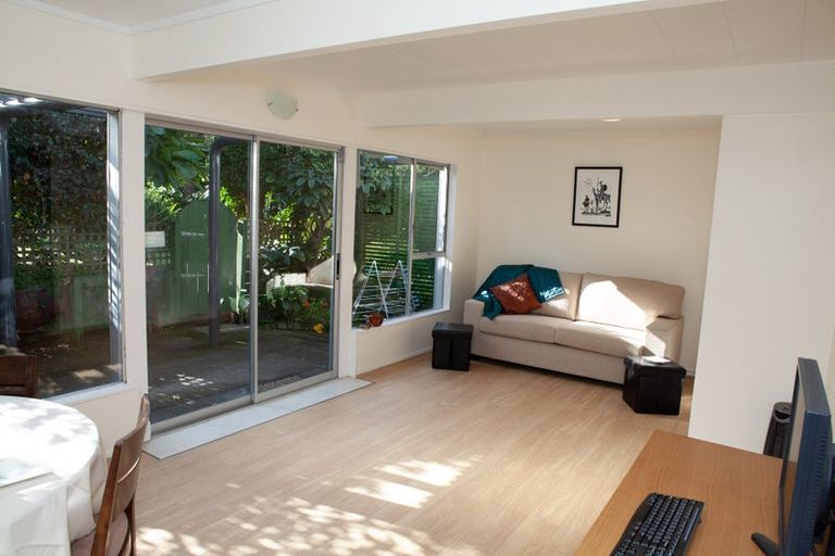Photo of property in 9/18 Parr Terrace, Castor Bay, Auckland, 0620