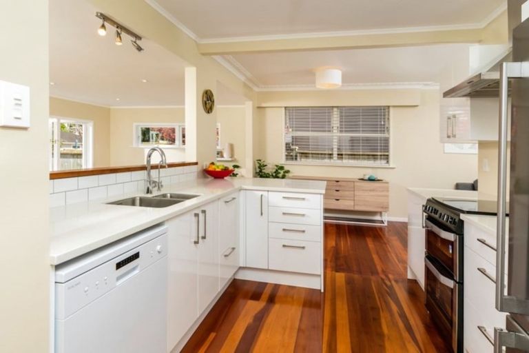 Photo of property in 52 Normanton Street, Glenfield, Auckland, 0629